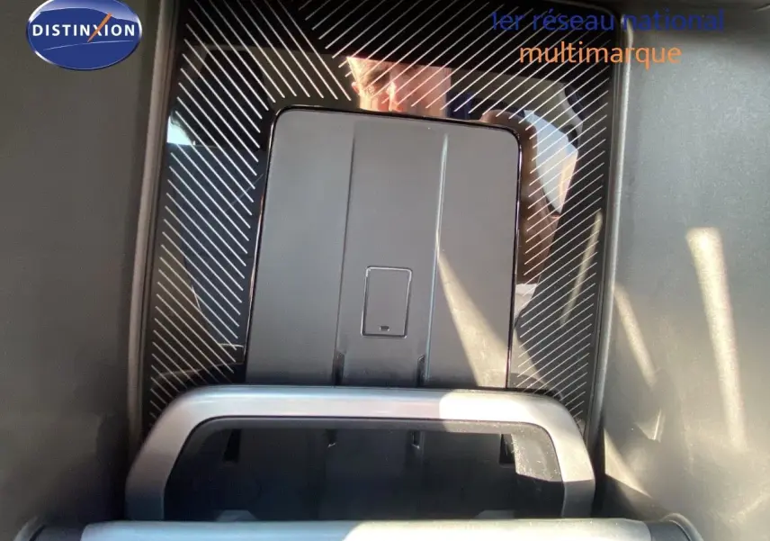 Vue rapprochée de la console centrale du BMW X1 18I bleu phytonic metal, mettant en valeur le rangement et les finitions modernes.