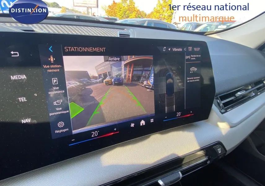 Vue intérieure du tableau de bord du BMW X1 18I 2024 avec écran affichant la caméra de recul et l'assistance au stationnement.