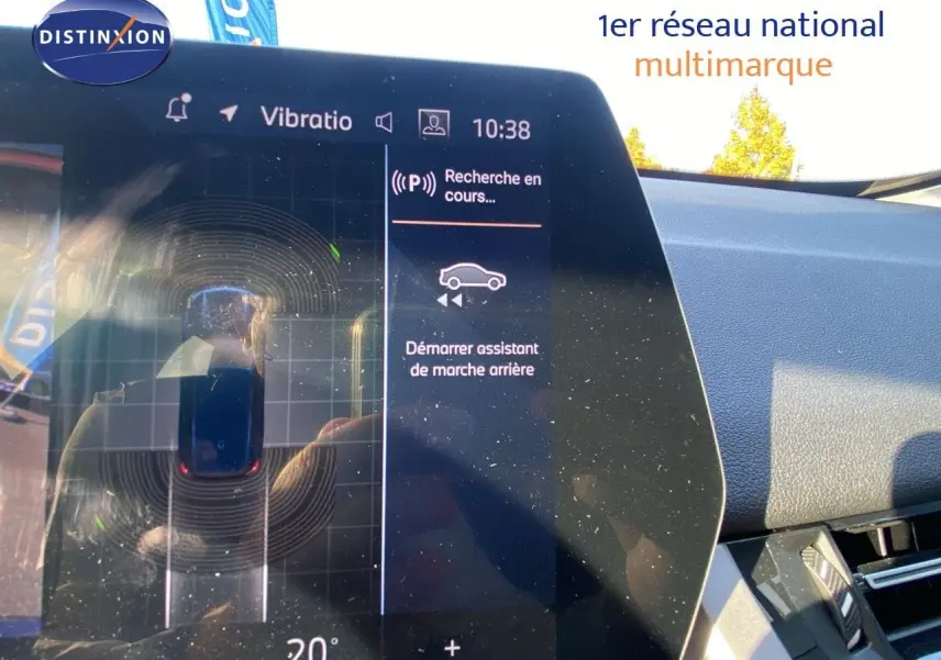 Écran tactile du tableau de bord du BMW X1 18I bleu Phytonic, affichant l'assistant de marche arrière en fonctionnement.