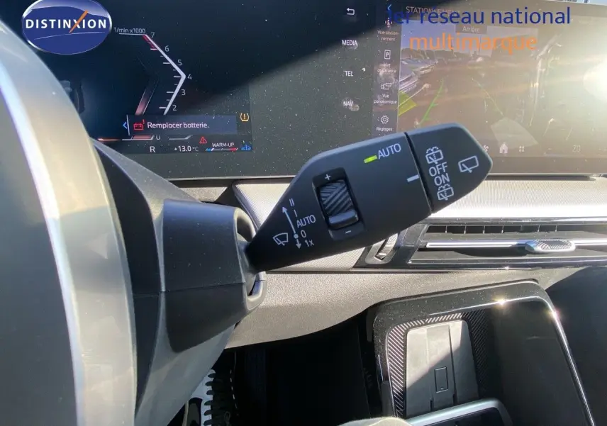 Gros plan sur la commande d’essuie-glace automatique côté droit du tableau de bord du BMW X1 18I 2024.
