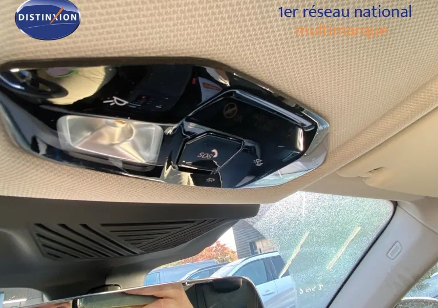 Vue intérieure du plafonnier avec commandes SOS et éclairage sur BMW X1 18I bleu phytonic metal 2024.