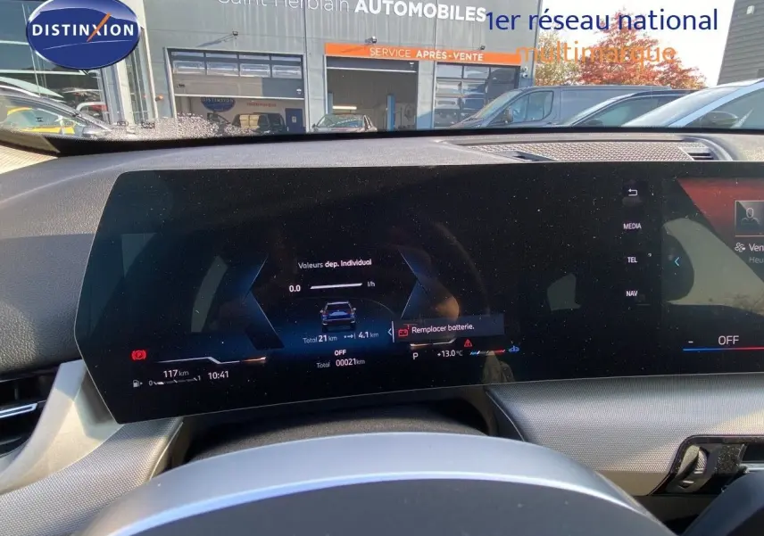 Tableau de bord numérique du BMW X1 18I 2024 avec affichage multifonction et vue partielle du volant.