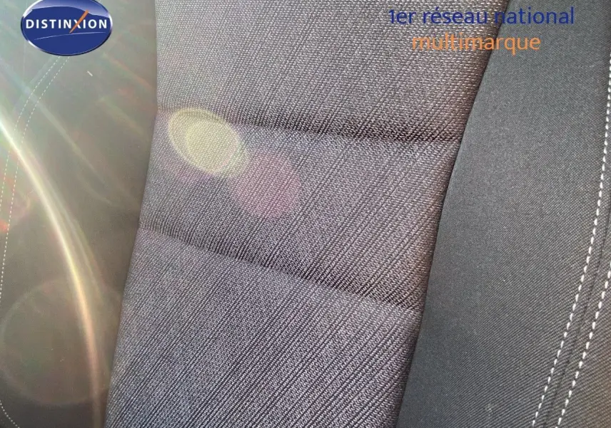 Gros plan sur le tissu gris noir du siège avant d'un BMW X1 18I 136CH DKG7 BUSINESS DESIGN 2024.