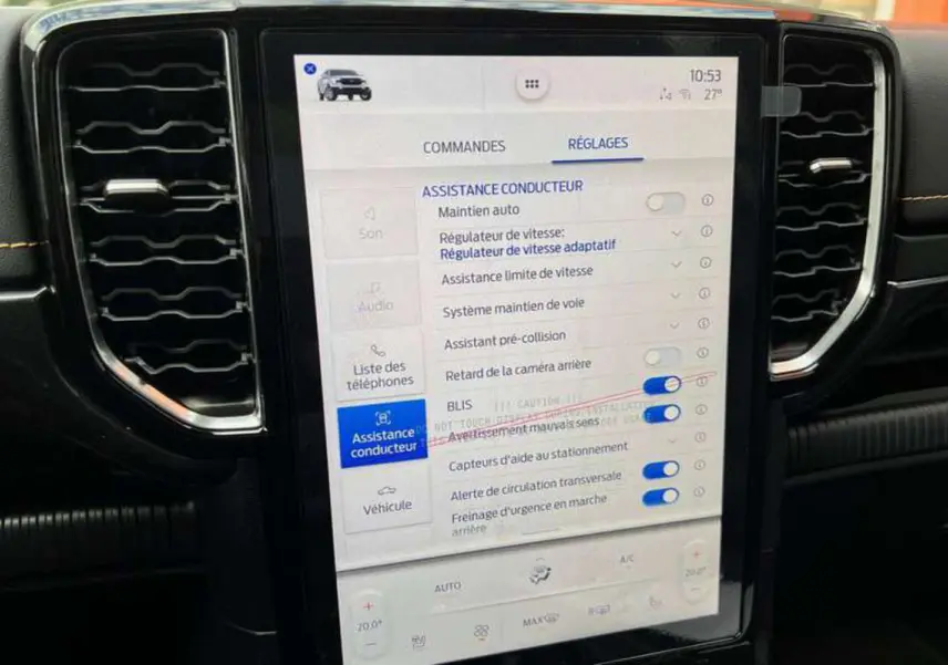 Écran tactile central du Ford Ranger 2025 gris iconic montrant les réglages d'assistance conducteur dans l'habitacle.