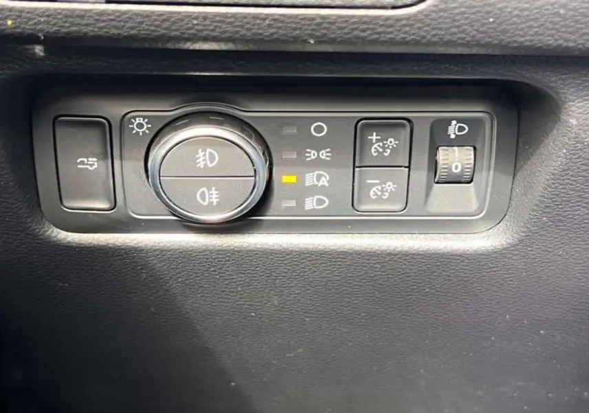 Gros plan sur le panneau de commandes d'éclairage du Ford Ranger 3.0 V6 240 Wildtrak Plus gris iconic 2025.