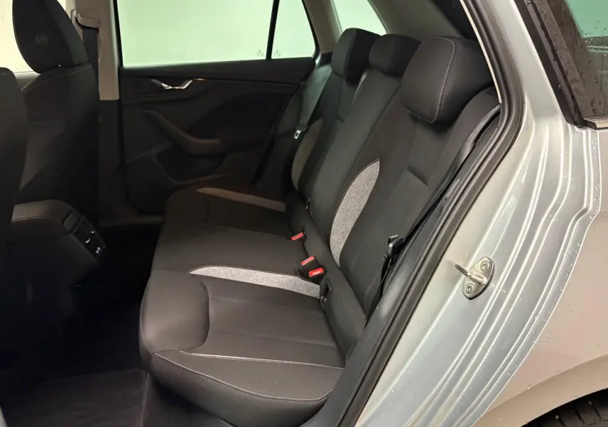 Vue intérieure côté droit sur la banquette arrière noire avec inserts gris du Skoda Kamiq gris argent 2025.