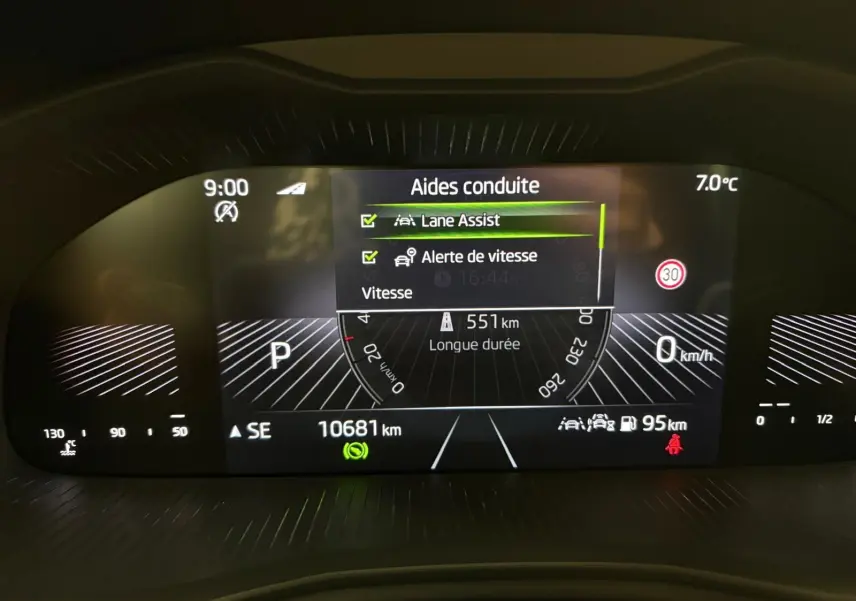 Affichage numérique du tableau de bord du Skoda Kamiq 2025 montrant les aides à la conduite et l'autonomie restante.