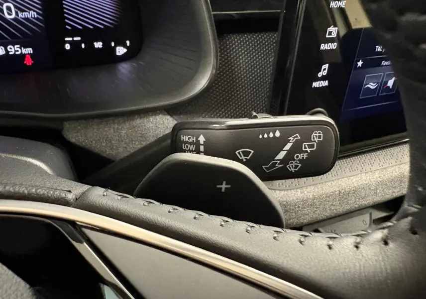 Gros plan sur la commande d’essuie-glace et palette de changement de vitesse dans l’habitacle du Skoda Kamiq gris argent.