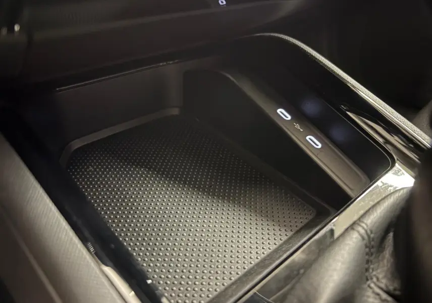 Gros plan sur la console centrale du Skoda Kamiq 2025, montrant deux ports USB-C et un tapis antidérapant noir.