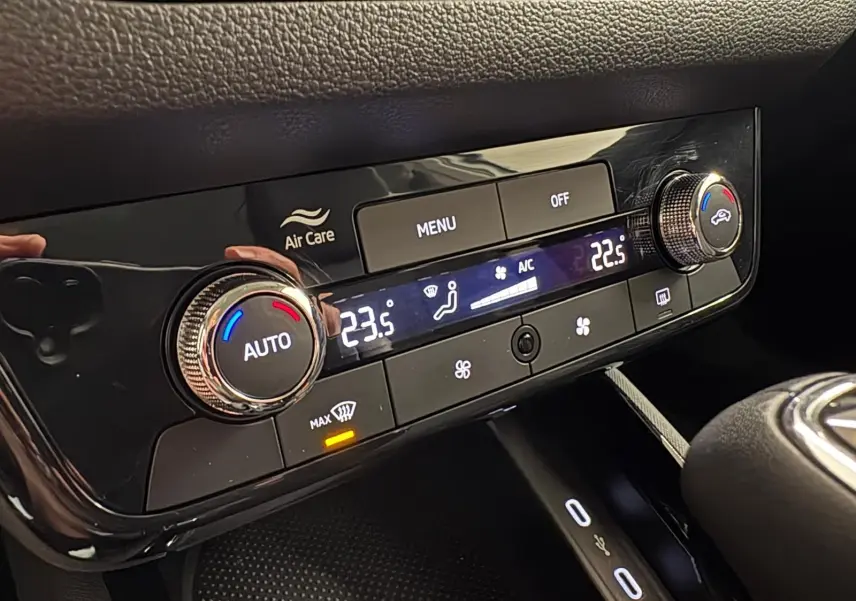 Détail du tableau de bord du Skoda Kamiq 2025 montrant la commande de climatisation automatique avec affichage digital.