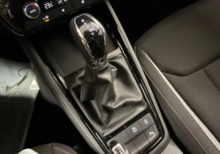 Gros plan sur la console centrale du Skoda Kamiq 2025, montrant le levier de vitesse automatique et les commandes de mode et parking.
