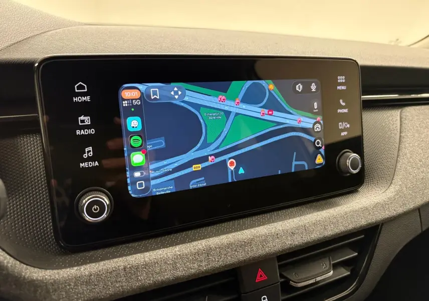 Écran tactile central du Skoda Kamiq 2025 affichant la navigation, vue intérieure côté passager.