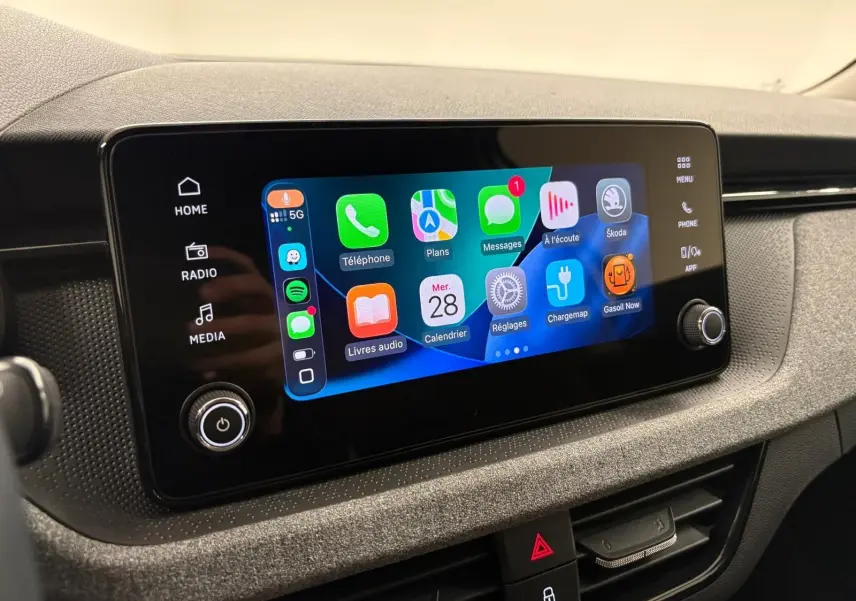 Écran tactile central du tableau de bord du Skoda Kamiq 2025, affichant les applications connectées.