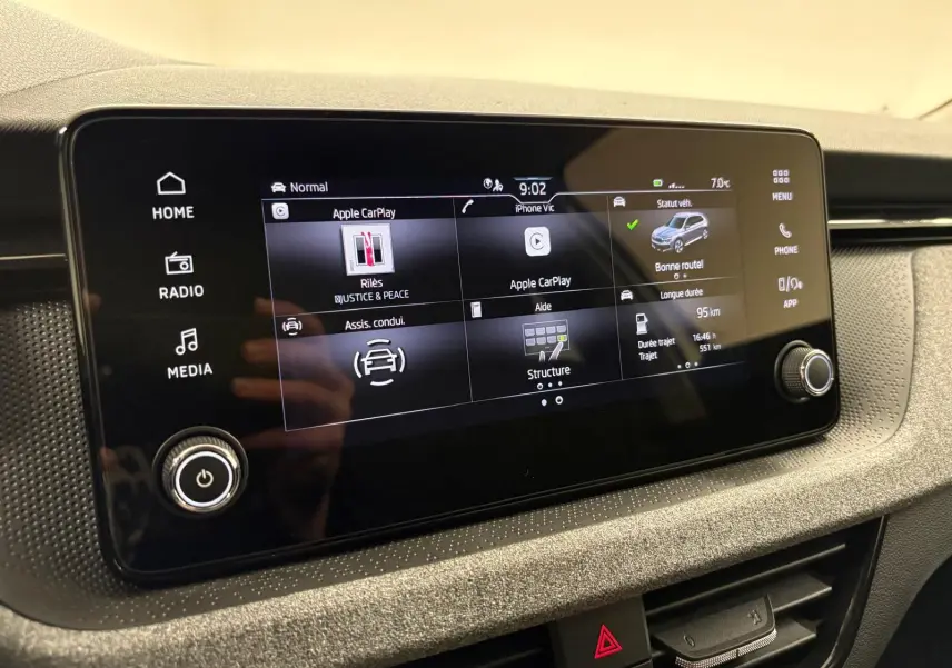 Écran tactile central du tableau de bord du Skoda Kamiq 2025 avec interface Apple CarPlay et commandes intégrées.