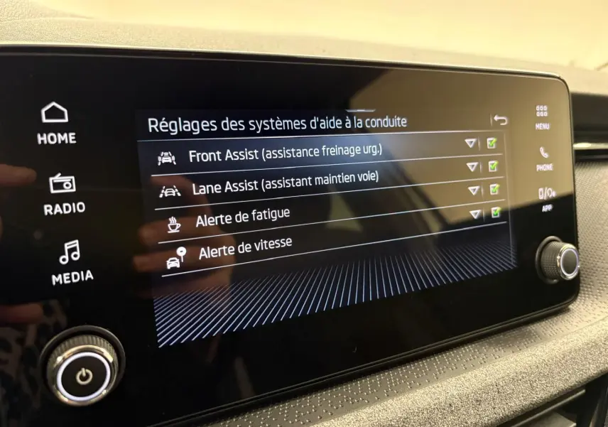 Écran tactile intérieur du Skoda Kamiq 2025 montrant les réglages d’aide à la conduite avec interface moderne.