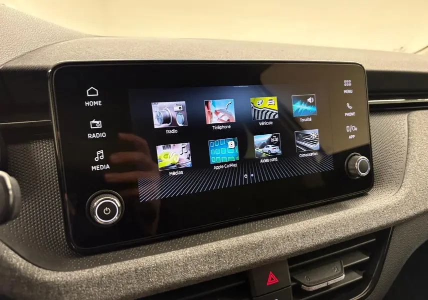 Écran tactile central du tableau de bord du Skoda Kamiq 2025, affichant les options multimédia et connectivité.