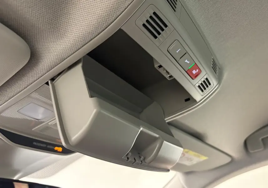 Vue intérieure du coffre à lunettes ouvert sur le plafond gris clair du Skoda Kamiq 2025.