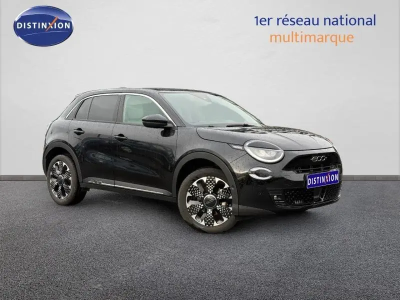 Vue 3/4 avant droite d'une FIAT 600 noire 2024 avec jantes alu au design distinctif et phares LED ronds.