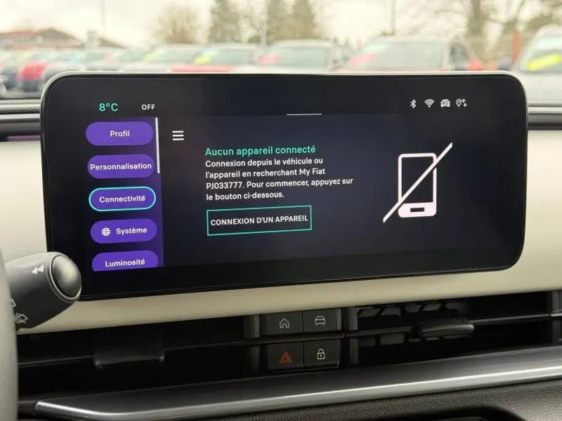 Écran tactile central du tableau de bord de la Fiat 600 noir, affichant le menu connectivité sans appareil connecté.