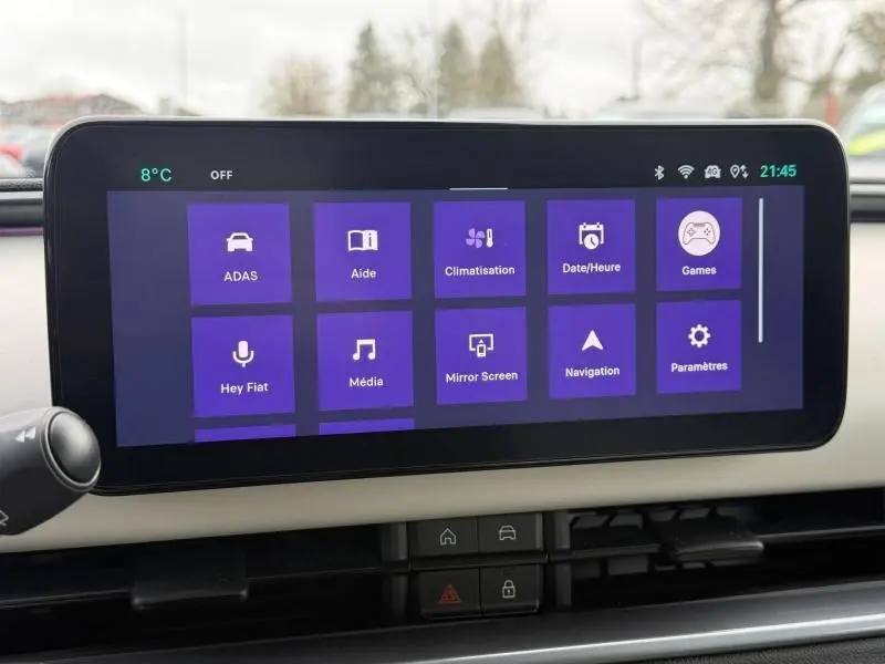 Écran tactile central de la Fiat 600 noir 2024 affichant les menus climatisation, navigation et multimédia.