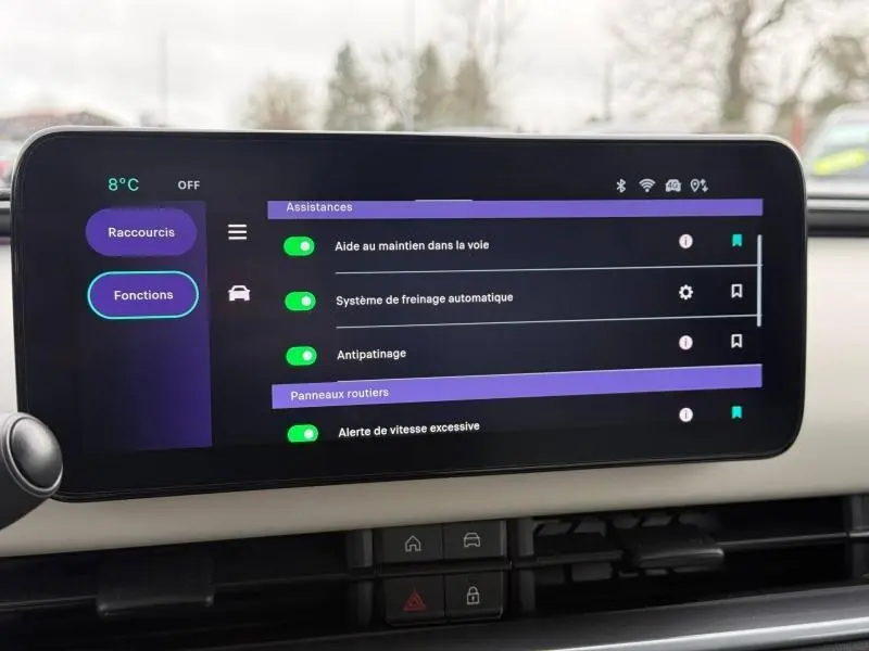 Écran tactile central de la FIAT 600 2024 affichant les aides à la conduite et alertes de sécurité.