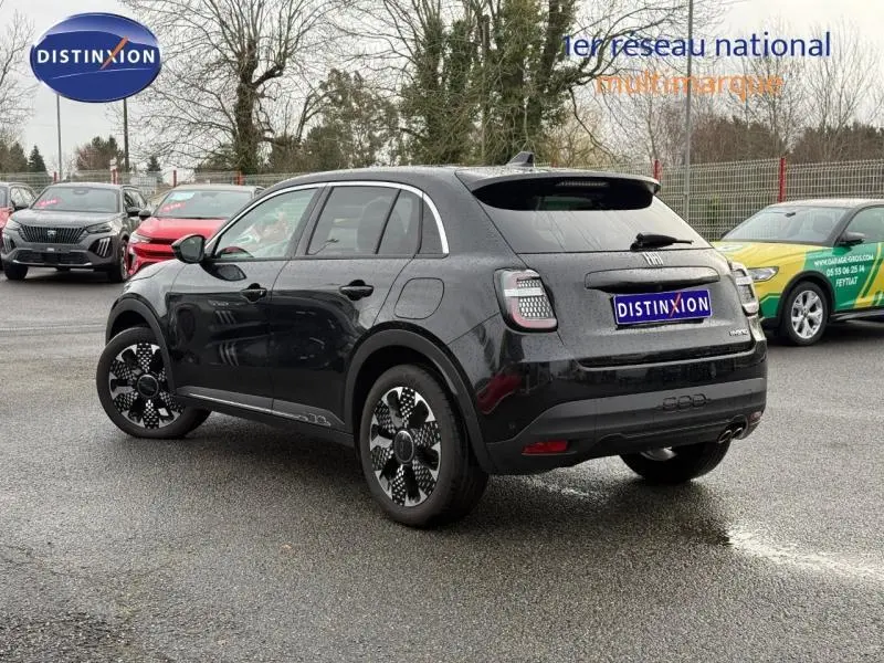 Vue 3/4 arrière droite d'une FIAT 600 noire avec jantes alu et double sortie d'échappement chromée.