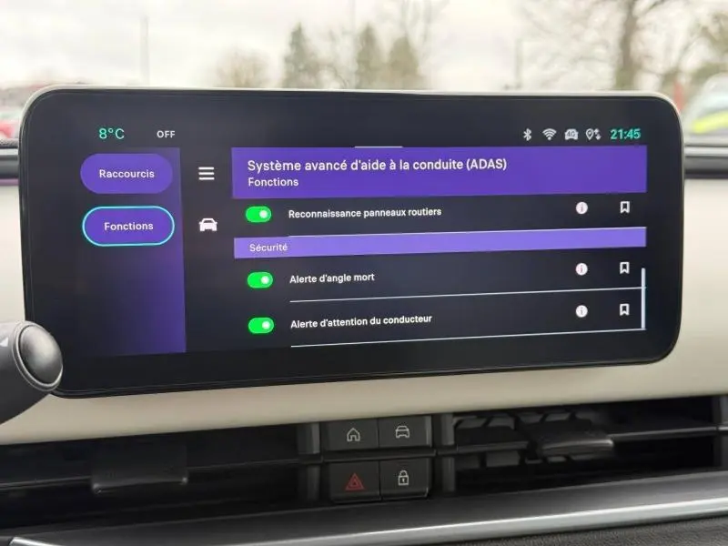 Écran tactile central de la FIAT 600 2024 affichant les réglages avancés d’aide à la conduite, intérieur beige.