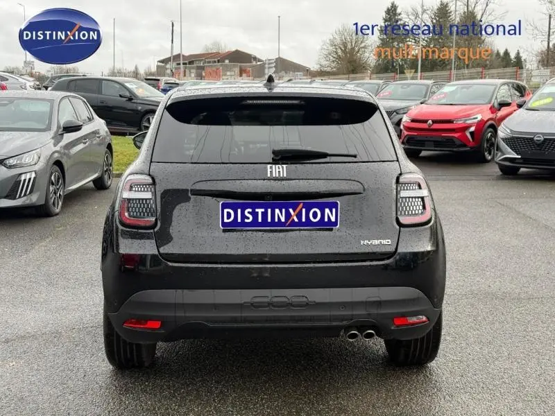 Vue arrière d'une FIAT 600 noire hybride 2024 avec feux LED et double sortie d'échappement chromée.