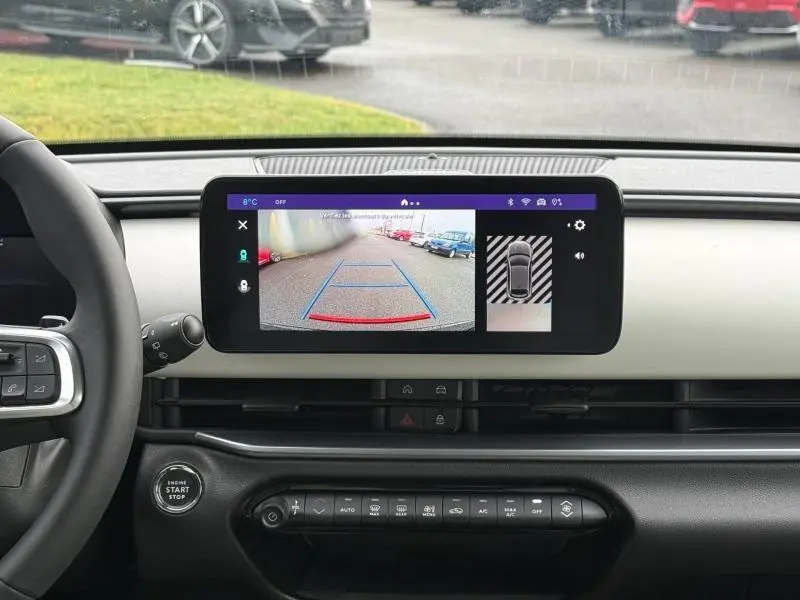 Vue intérieure du tableau de bord de la Fiat 600 noire 2024, avec écran tactile affichant la caméra de recul.