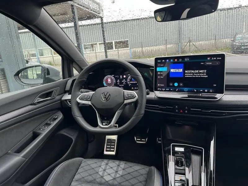 Vue intérieure côté conducteur de la Volkswagen Golf 2.0 TDI R-Line 2026, avec volant multifonction et écran tactile central.
