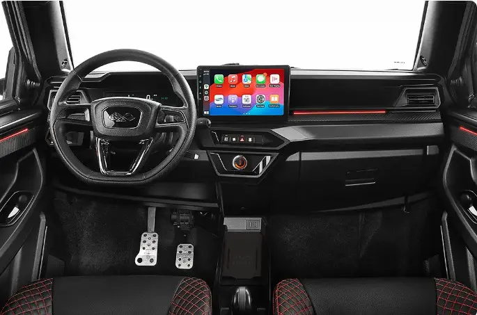 Vue frontale de l’habitacle noir du Ligier JS50 bleu, avec tableau de bord digital et écran tactile central coloré.