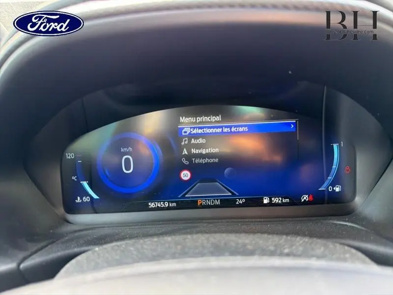 Tableau de bord numérique du Ford Puma 2020 affichant le menu principal avec vitesse à 0 km/h et indicateurs colorés.
