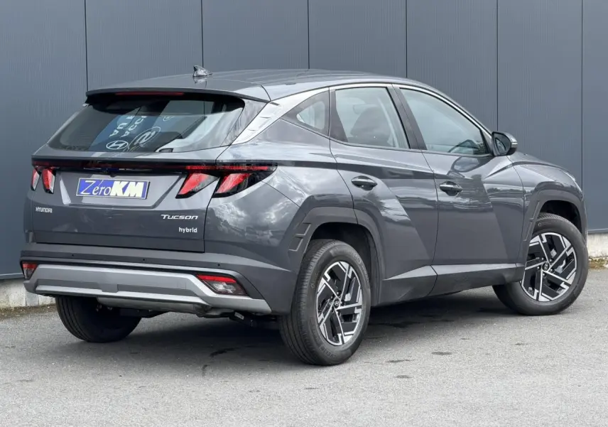Hyundai Tucson 1.6 T-GDI Hybrid gris Ecotronic, vue 3/4 arrière droit, jantes alliage 17 pouces et feux LED distinctifs.