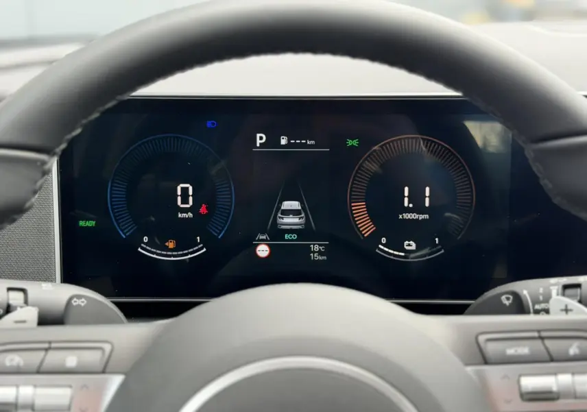 Vue rapprochée du tableau de bord numérique du Hyundai Tucson 2026, affichage clair avec compte-tours et vitesse à zéro.