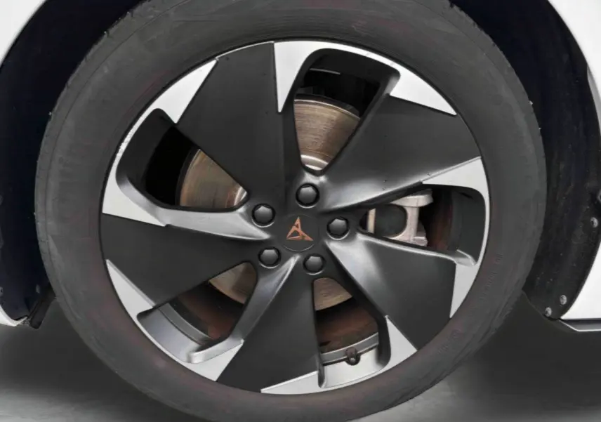 Gros plan sur la jante alliage 19 pouces Typhoon Black du côté droit de la CUPRA Born blanche 2024 électrique.