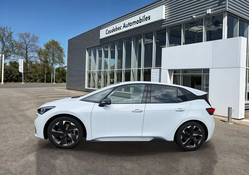 Profil côté gauche de la CUPRA Born 2024 blanche, avec jantes alliage 19 Typhoon Black et vitres arrière surteintées.