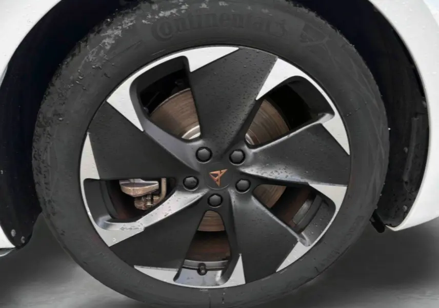 Gros plan sur la jante alliage 19 pouces Typhoon Black du CUPRA Born blanc, avec logo CUPRA au centre.