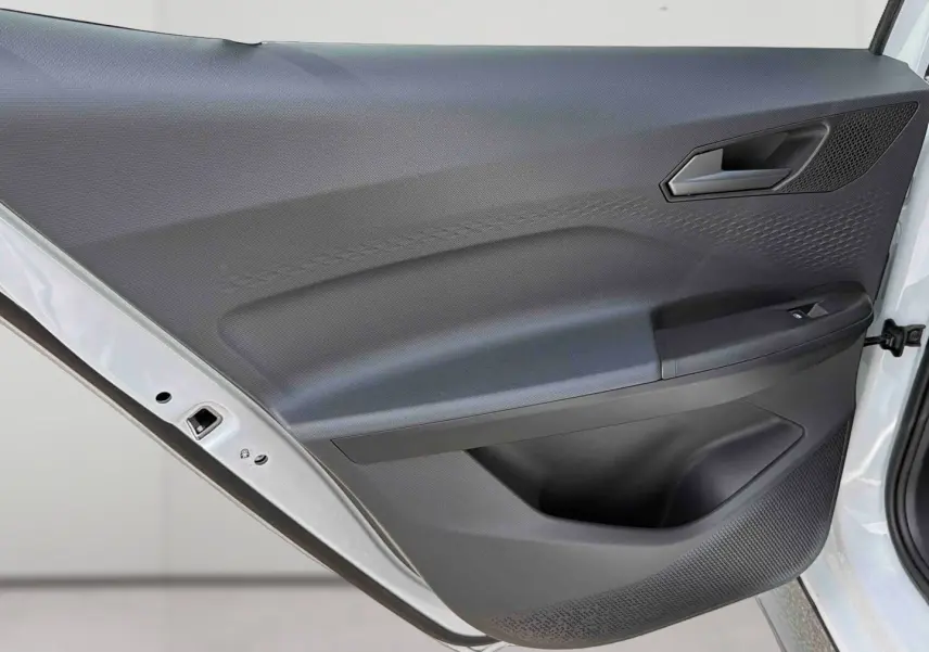 Gros plan sur la porte avant gauche blanche de la CUPRA Born 2024, montrant la garniture intérieure noire texturée.