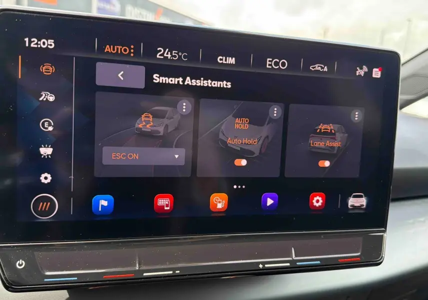 Écran tactile central du CUPRA Born 2024 montrant les assistants intelligents avec interface moderne et détails en orange.