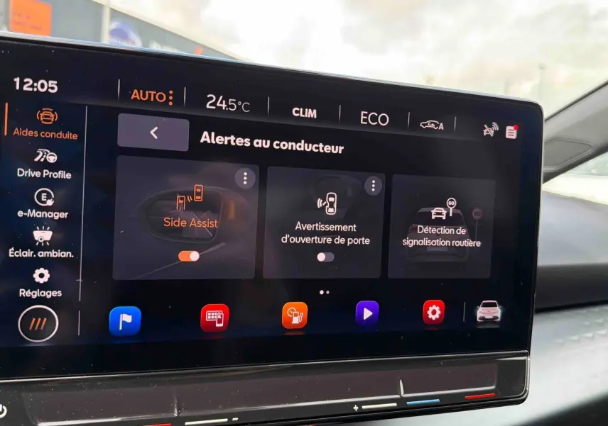 Écran tactile central affichant les alertes au conducteur dans l'habitacle du CUPRA Born blanc de 2024.
