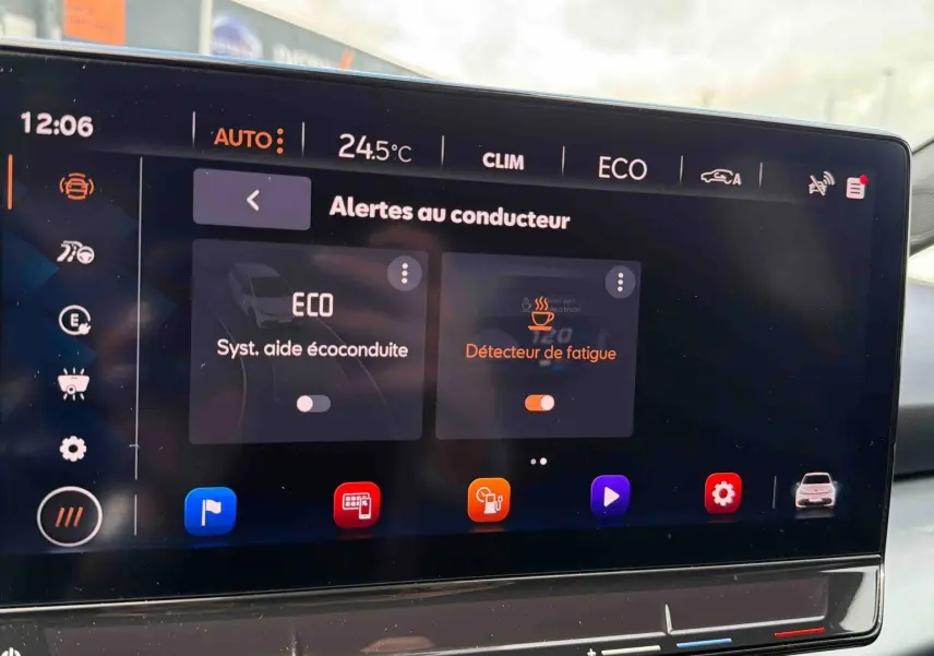 Écran tactile central du CUPRA Born 2024 montrant les alertes au conducteur avec mode ECO et détecteur de fatigue activés.