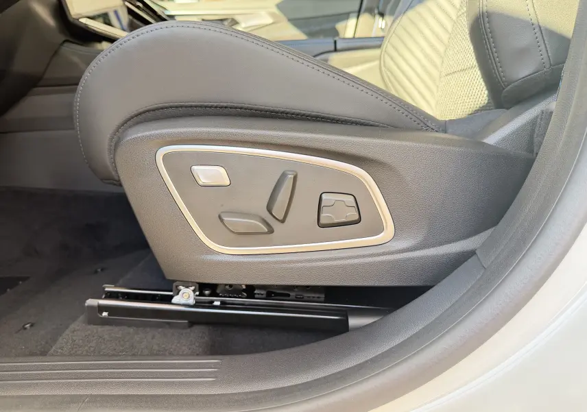 Détail du côté gauche du siège avant réglable électriquement du Renault Austral E-Tech blanc nacré, sellerie mixte TEP/Alcantara.