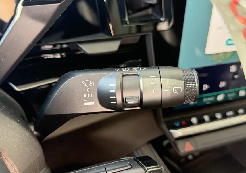 Gros plan sur la commande d’essuie-glace côté droit du Renault Austral E-Tech 200 Esprit Alpine, intérieur noir.