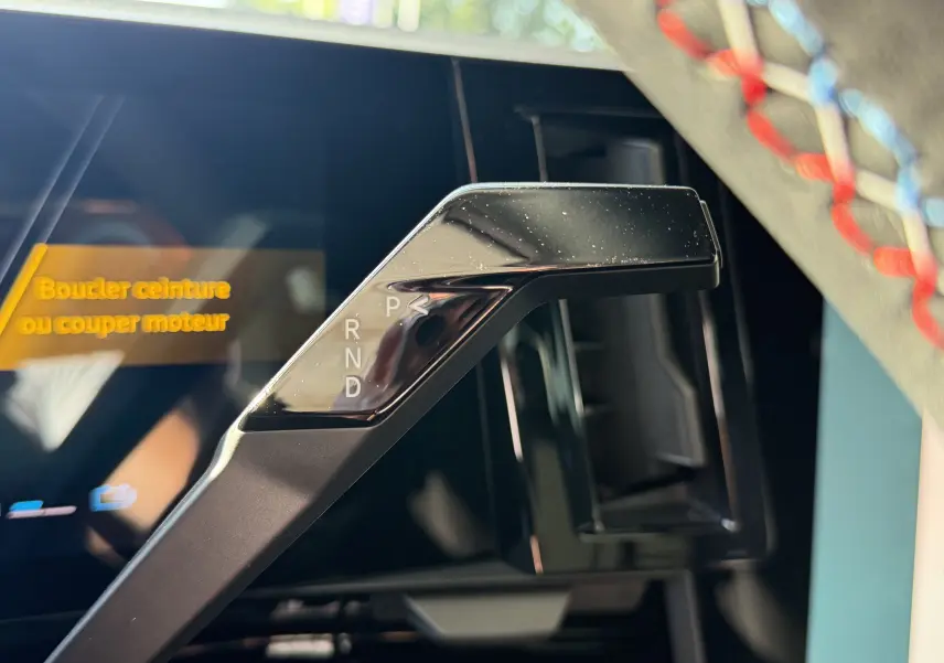 Le levier de vitesses automatique noir du Renault Austral E-Tech 200 Esprit Alpine, vue rapprochée côté droit.