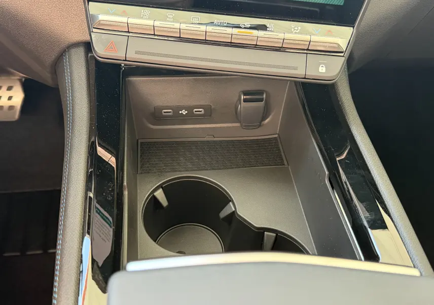 Vue rapprochée de la console centrale du Renault Austral E-Tech 200 Esprit Alpine 2026, avec ports USB et porte-gobelets.