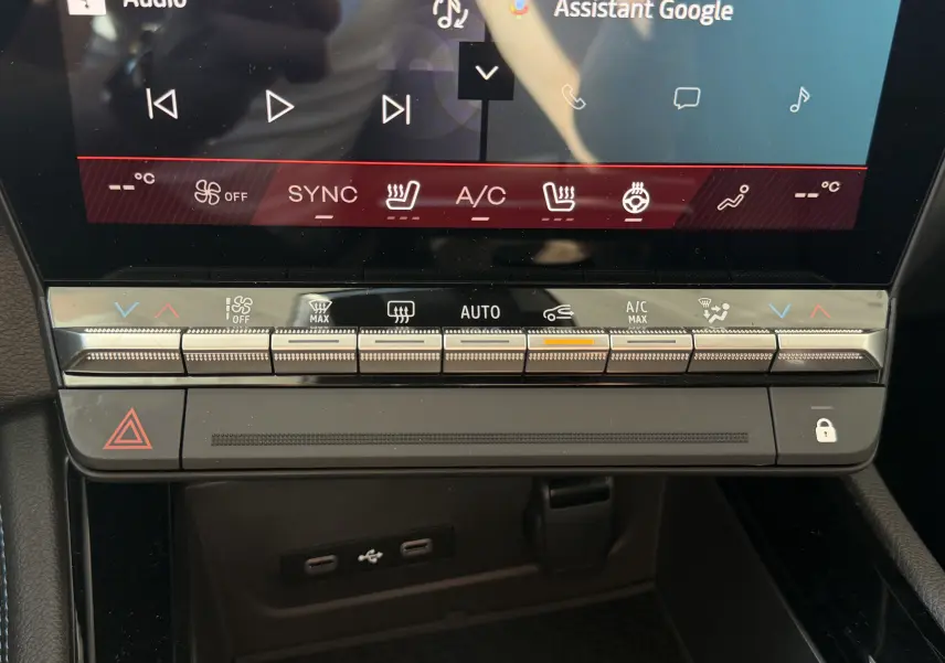 Gros plan sur la console centrale tactile du Renault Austral E-Tech 200 Esprit Alpine, avec commandes climatisation et écran Google Assistant.