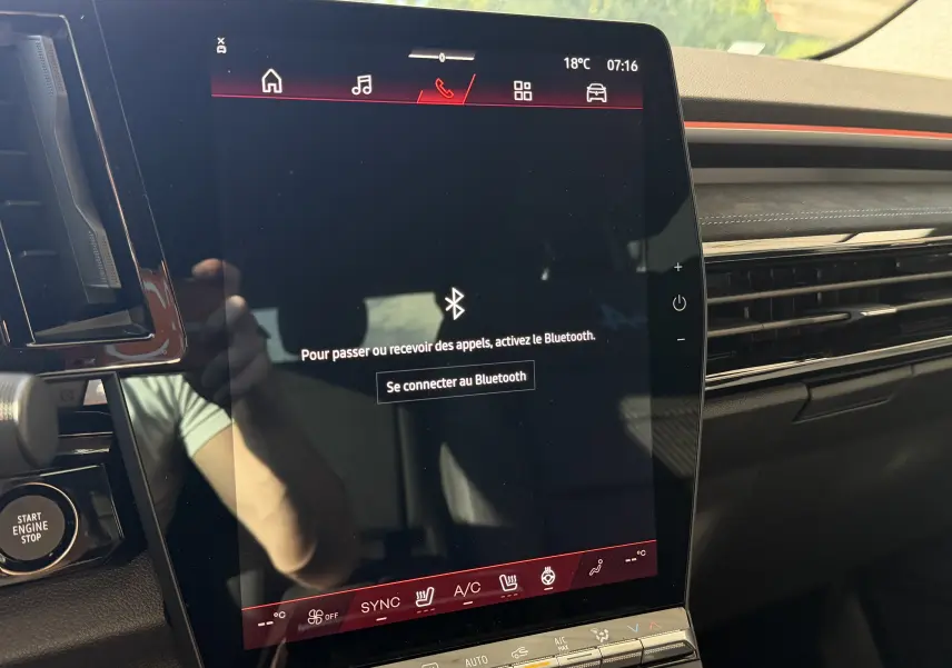 Écran tactile central de 12 pouces du Renault Austral E-Tech 200 Esprit Alpine, intérieur noir avec surpiqûres bleues.