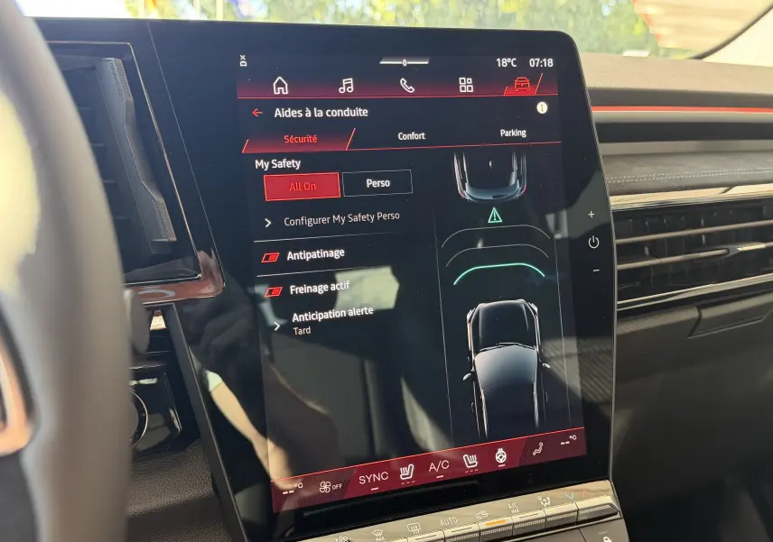 Écran tactile central affichant les aides à la conduite dans l'habitacle du Renault Austral E-Tech blanc nacré.