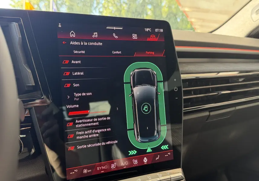 Écran tactile central du Renault Austral E-Tech 200 Esprit Alpine affichant les aides au stationnement et la température extérieure.