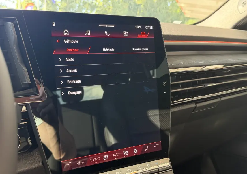 Vue intérieure du tableau de bord du Renault Austral E-Tech 200 Esprit Alpine, écran tactile vertical affichant le menu véhicule.